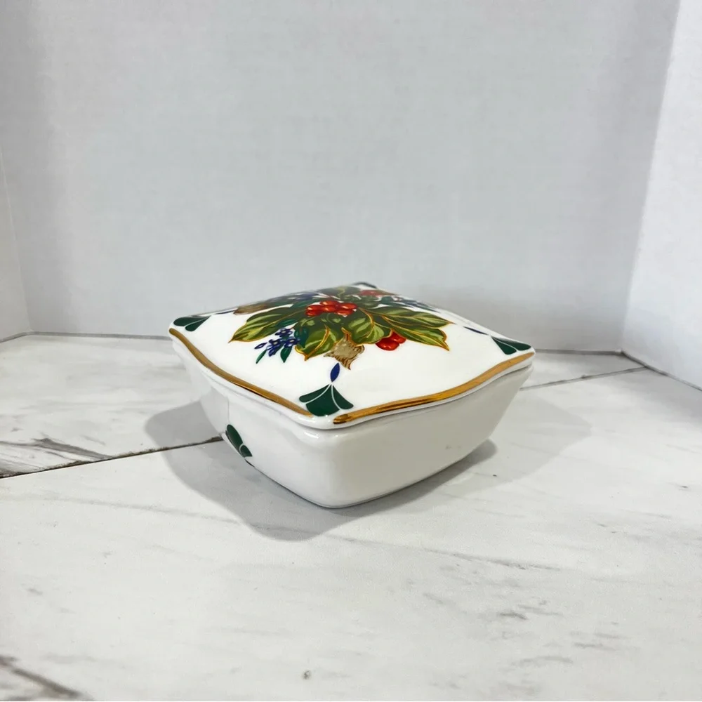 Winter Garden princes House Trinket Box With Gold Tone Accents